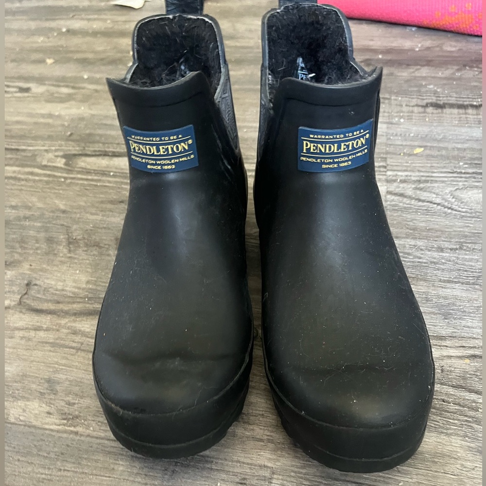 Womens size 8 Pendleton booties